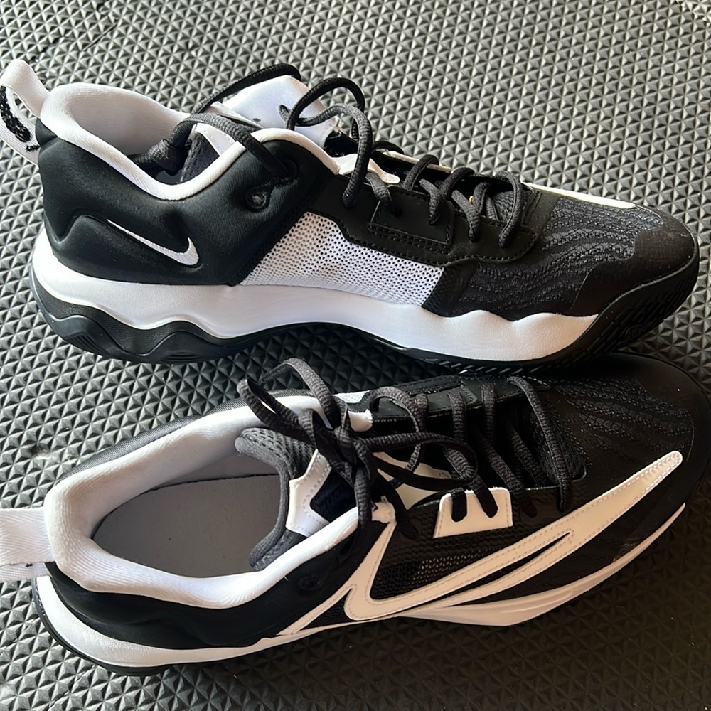 🖤Nike Men’s Giannis Basketball Sneakers🤍